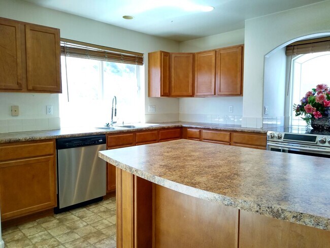 Building Photo - Massive and Expansive 5 Bedroom Green Vall...
