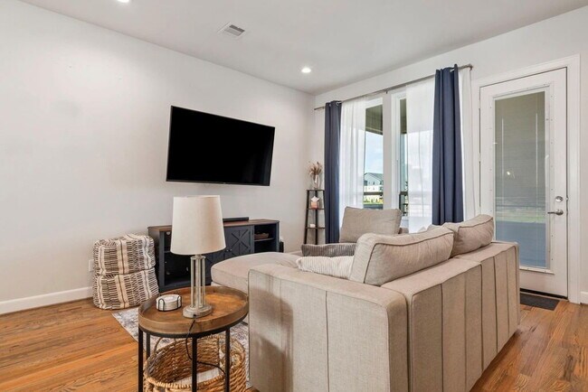 Building Photo - Great Opportunity! Modern three-story home located in the heart of EaDo, offering a well-designed...
