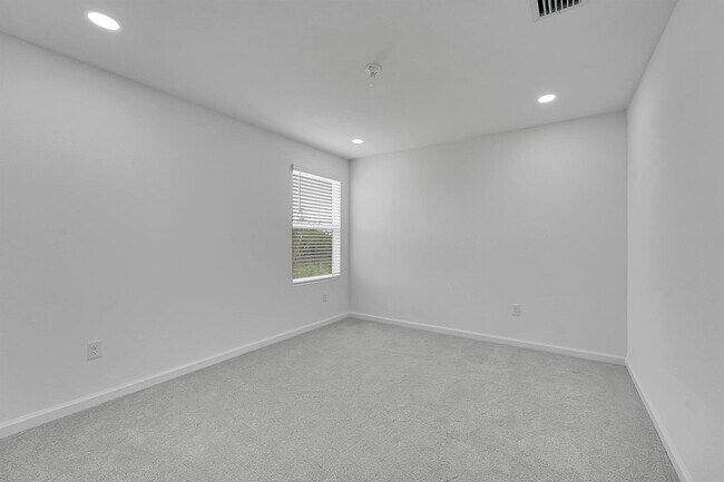 Building Photo - 662 Carlyle Wy