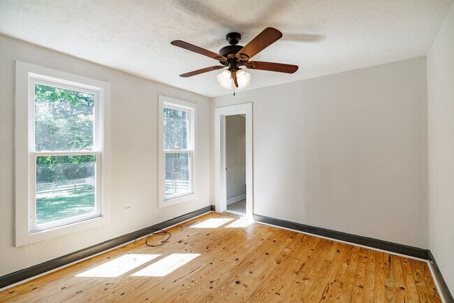 Building Photo - Beautiful Ranch Home in Prime Jefferson Location – Pet Friendly!