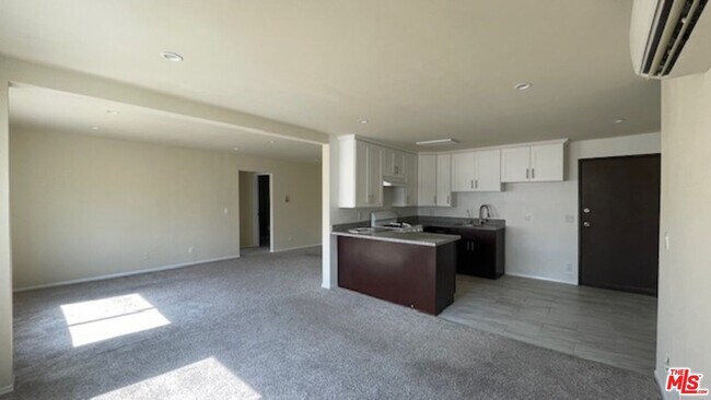 Building Photo - 545 S Manhattan Pl
