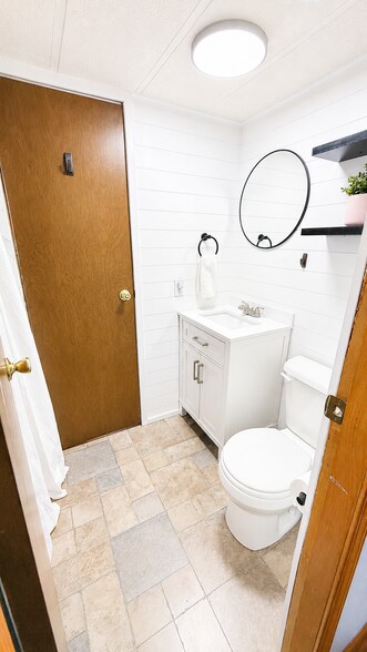 Main bath - 531 Greggs Rd