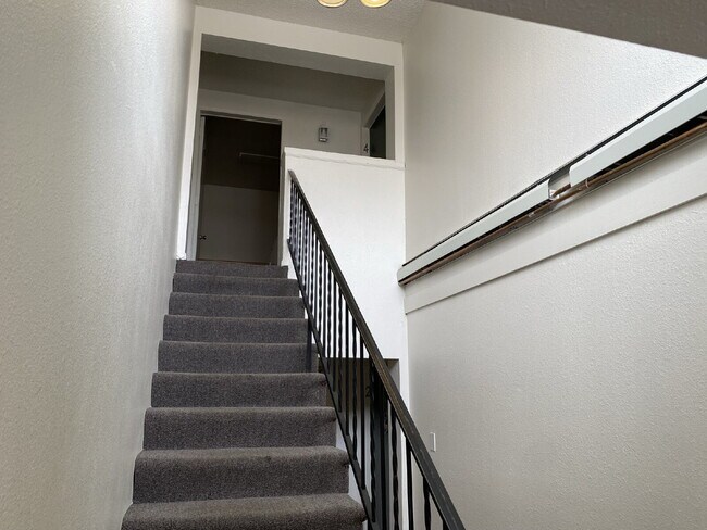 Building Photo - Available Now! – 2 Bed / 1 Bath Condo – Utilities Included