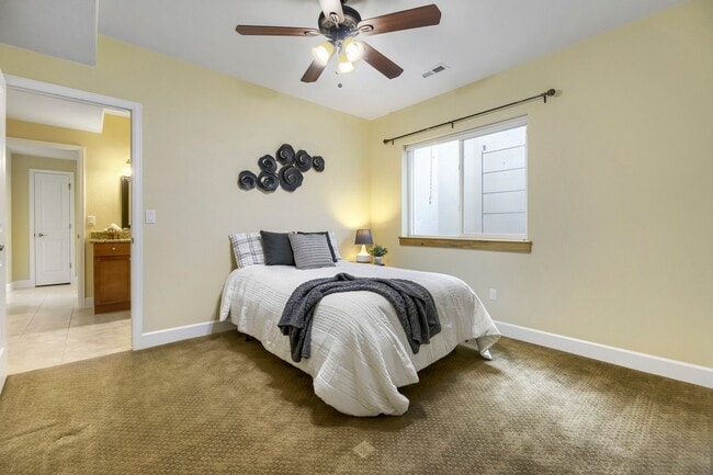Building Photo - 15625 Carob Cir