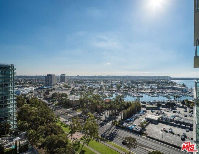 Building Photo - 13700 Marina Pointe Dr