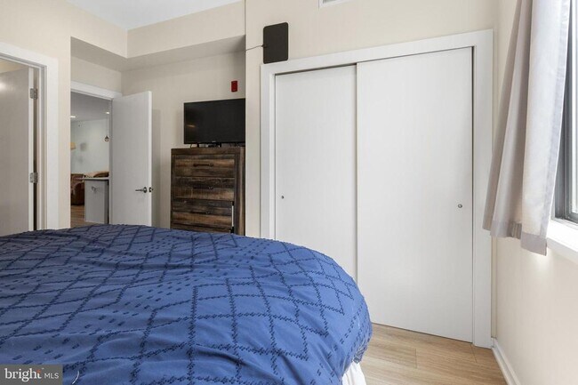 Building Photo - 381 Martin St