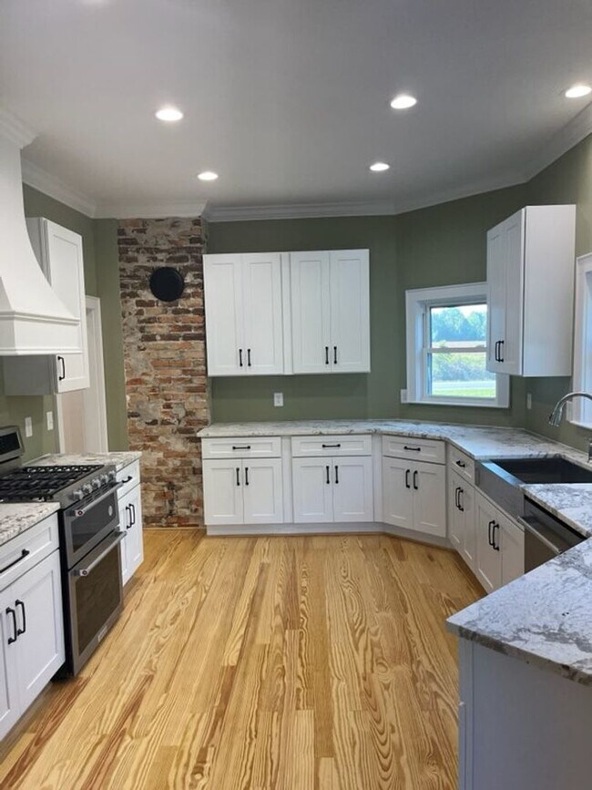 Building Photo - Modern Farmhouse for Rent in Browns Summit NC