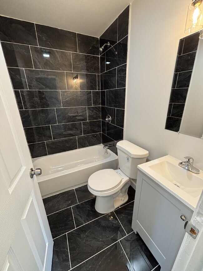 Building Photo - "Spacious 5-Bed Oasis with 2 Baths in Gary...