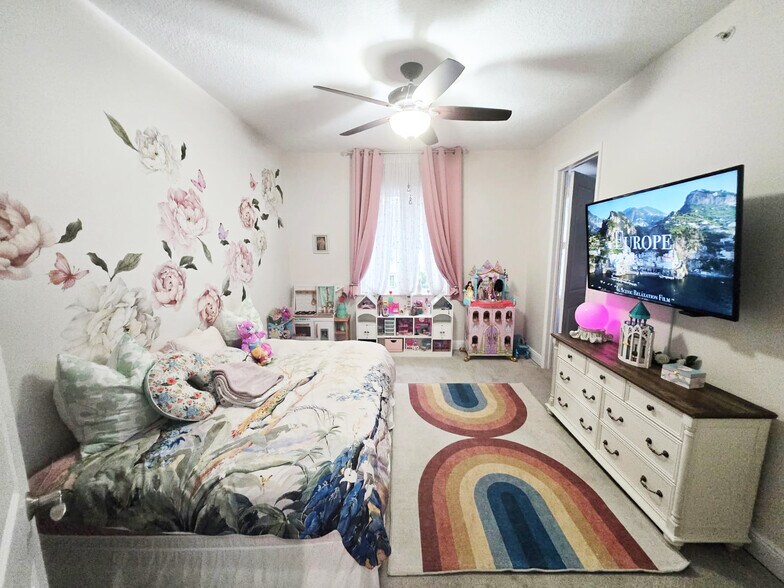 Building Photo - 302 NE 8th Ave