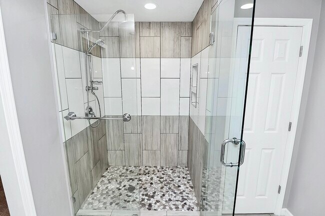 Building Photo - 1932 Stoneyridge Dr