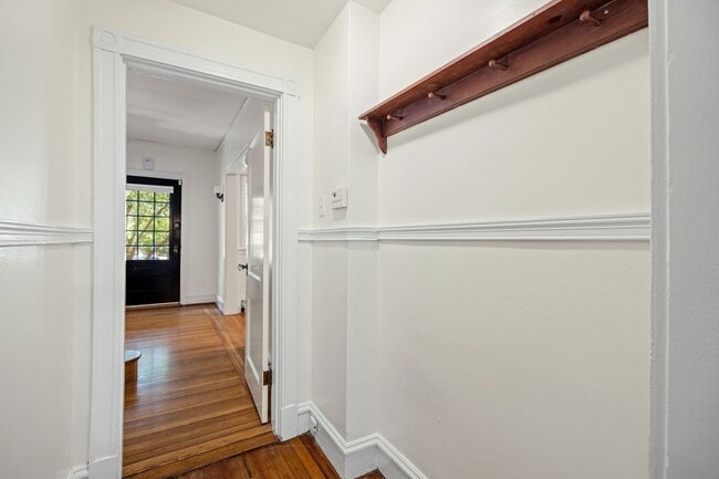 Building Photo - 3 Bedroom Home off of Patterson Ave **Avai...
