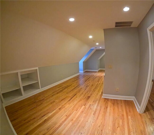 Building Photo - 998 Ferncliff Rd NE