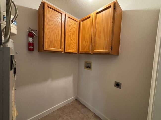 Building Photo - SPACIOUS 2 BEDROOM TOWNHOME FOR RENT!