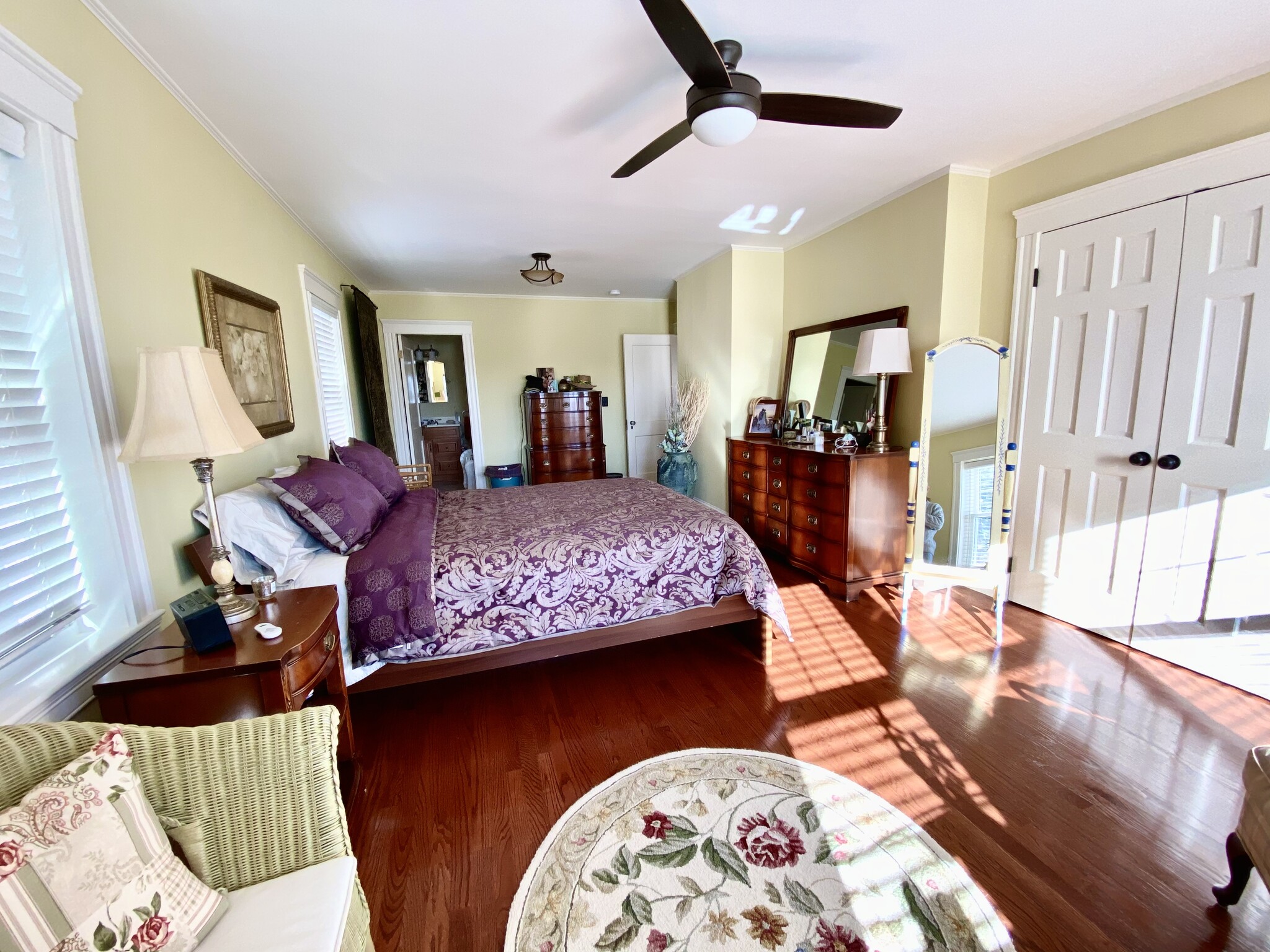 Master Bed with Bathroom - 26 Parker St