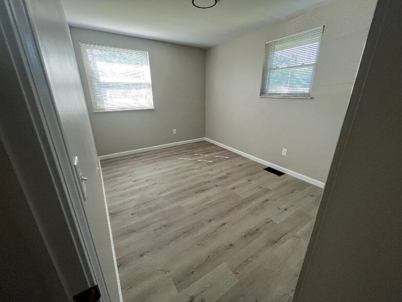 Building Photo - 4467 Glendale Dr