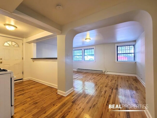 Building Photo - 1 bedroom in CHICAGO IL 60657