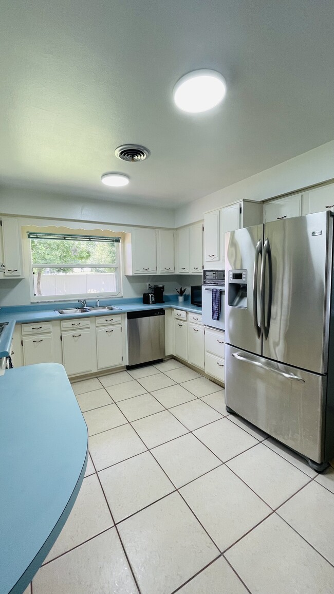 Kitchen - 2155 Alafaya Trail