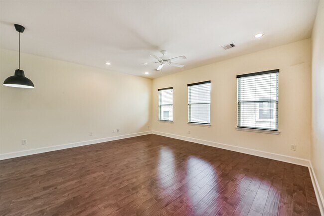 Building Photo - 242 Lenox St