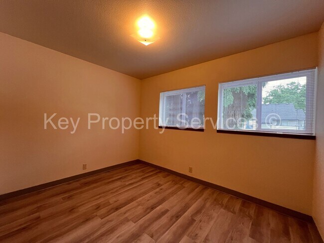 Building Photo - Vancouver Two Bedroom Townhome with Backyard