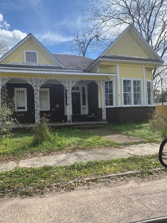 Building Photo - 201 E 3rd St