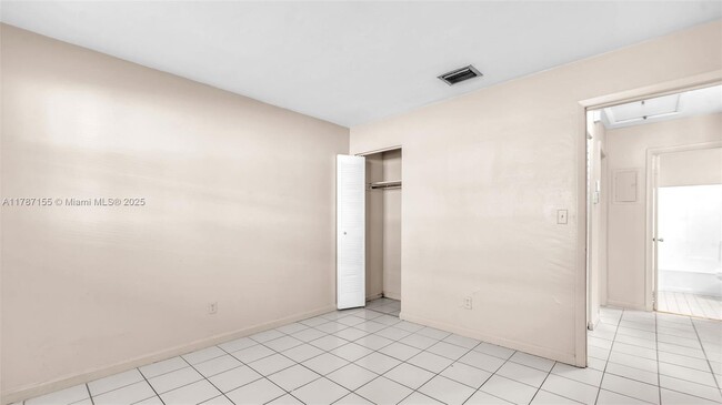 Building Photo - 6116 SW 39th St