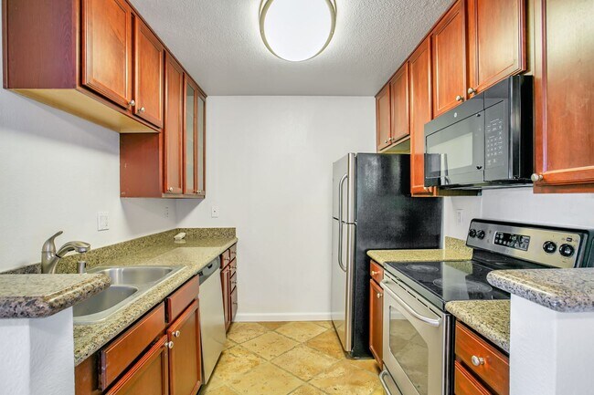 Building Photo - 2 Bedroom, 2 Baths Condo in Serra Crest Co...