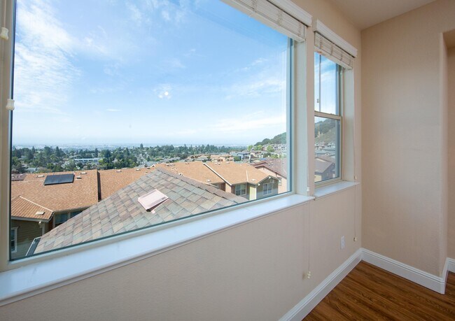 Building Photo - 6491 Bayview Dr