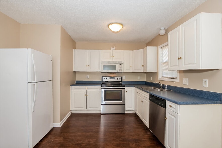 Building Photo - 103 Doree Ln