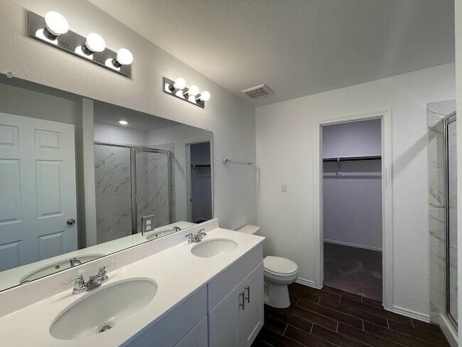 Building Photo - 640 Pickrell Lp