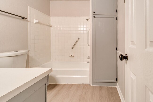 Building Photo - Newly Renovated 2bed 2 bath !Townhome