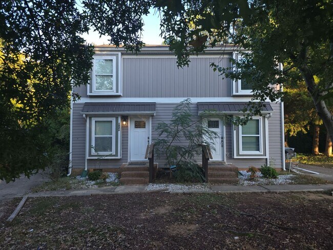 Primary Photo - 2 bedroom 1 bath unit duplex