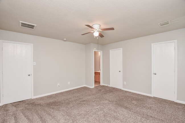 Building Photo - 15327 Mission Oak Dr