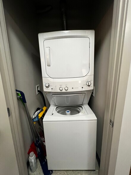 Building Photo - 44 Marion St