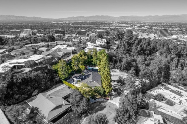 Building Photo - 16105 Clear Oak Dr