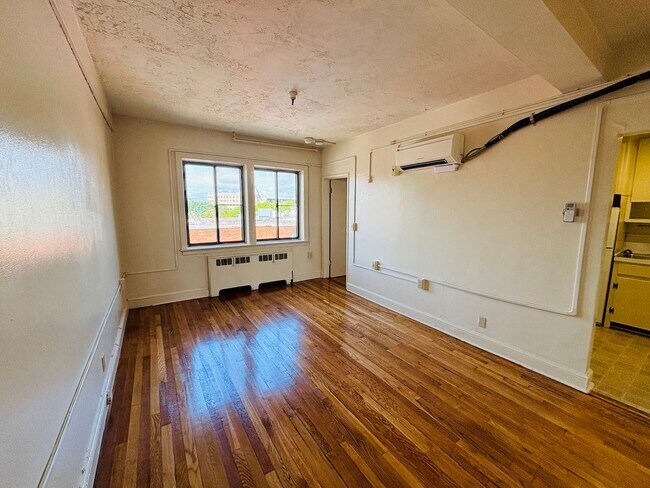 Building Photo - 1 Bedroom, 1 Bath Apartment