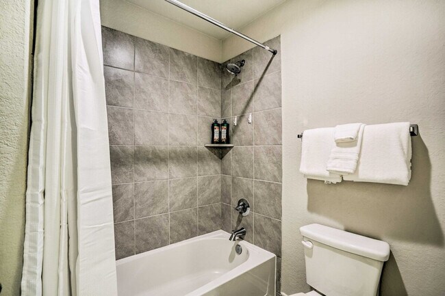 Building Photo - 5603 Chestnut Xing