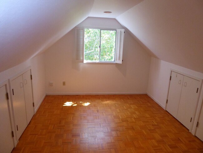 Building Photo - SPACIOUS AND SECLUDED THREE BED / TWO BATH HOME IN ROSS WITH POOL