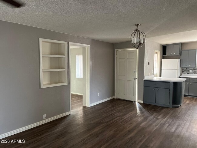 Building Photo - 102 E Ivy St