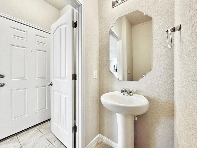 Building Photo - 417 Katmai Cir