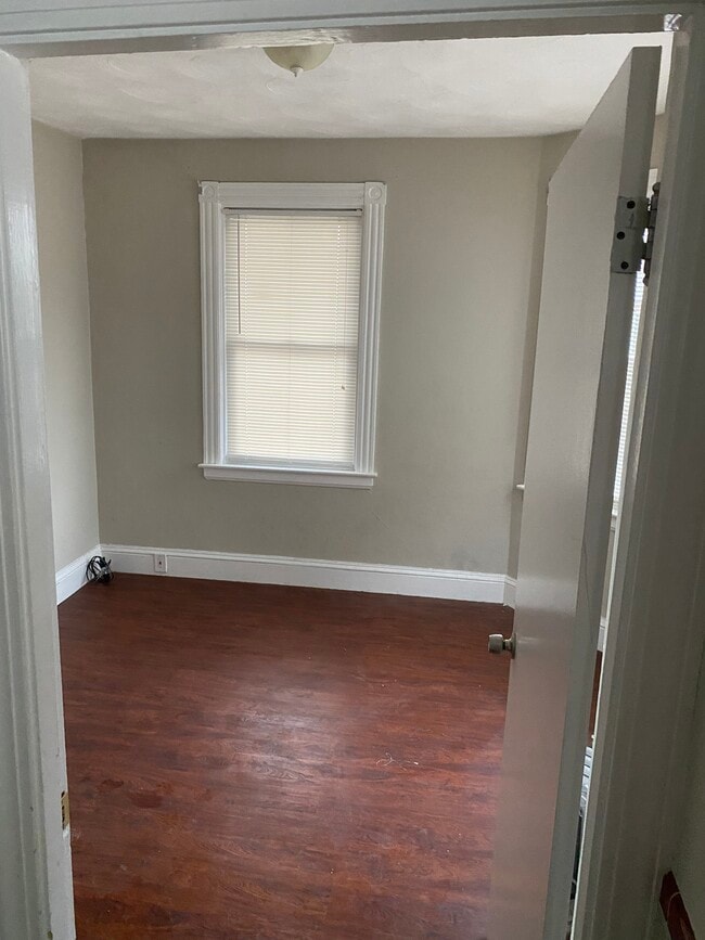 Building Photo - 129 Sandringham Ave