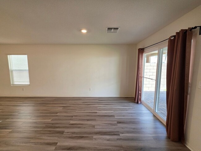 Building Photo - Newer 3 Bedroom Single Story Home in Gated Community