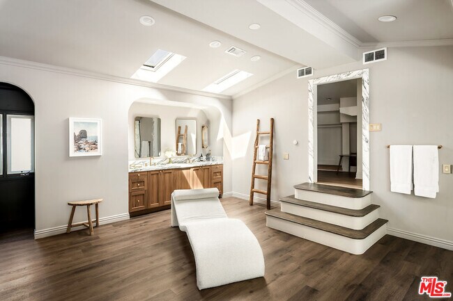 Building Photo - 5500 Red Oak Dr