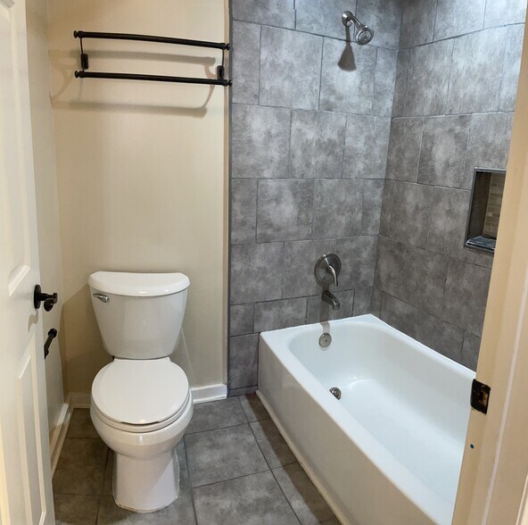 Building Photo - 653 Oak Run Trl