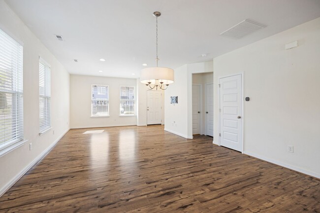 Building Photo - 3 Bedroom Corner Townhome!!! Available Early-Mid April****