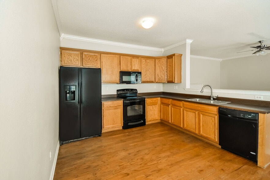 Building Photo - 9885 White Poplar Dr