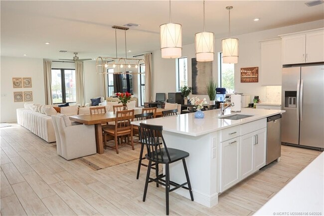 Building Photo - 950 SW Pr Ave