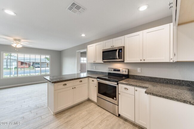 Building Photo - 3920 W Tuckey Ln