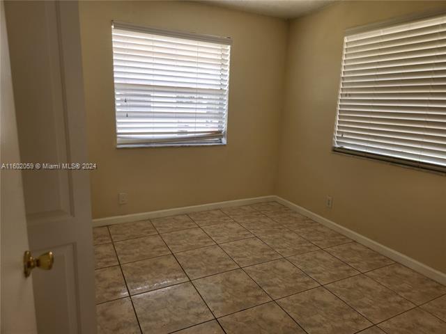 Building Photo - 9962 Twin Lakes Dr