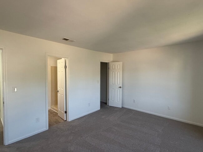 Building Photo - Virginia Beach Townhouse
