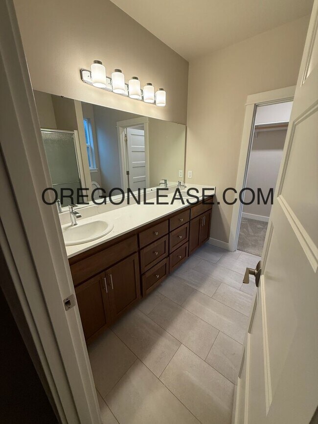 Building Photo - 4 bedroom 2 bath 1650 sqft Springfield home